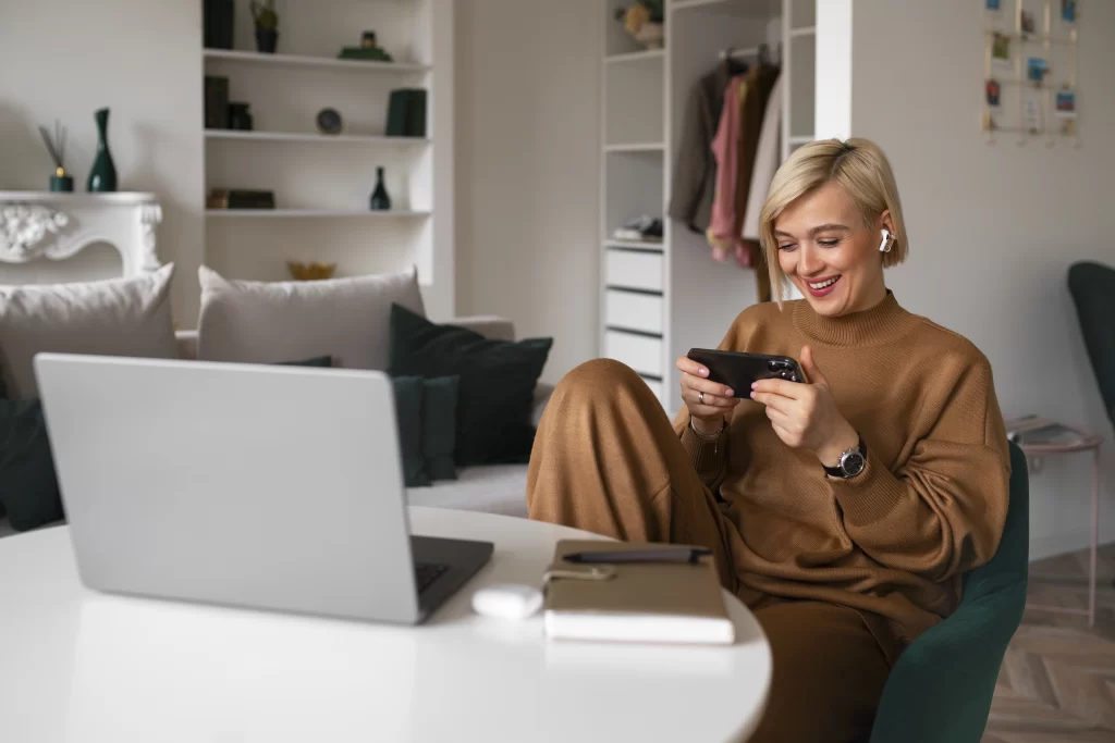 Žena si objednává nákup na internetu