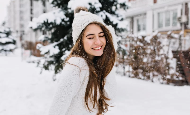 Žena si užívá sníh venku