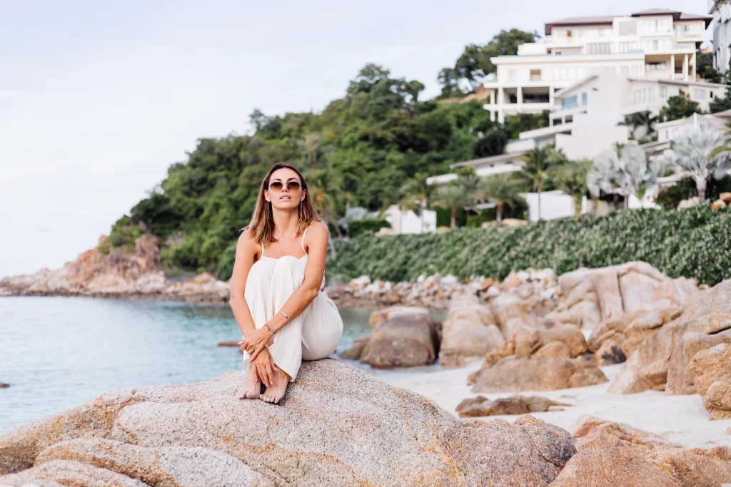 Žena na pláži si užívá dovolenou