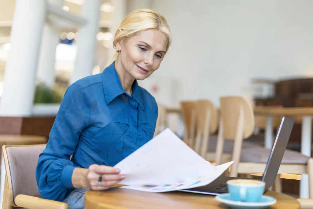 Žena si něco čte v dokumentech