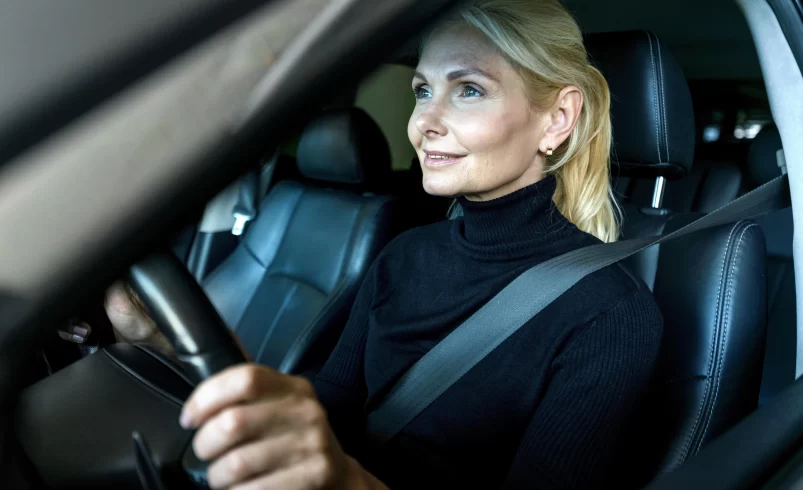 Žena řídí automobil ve snížené viditelnosti