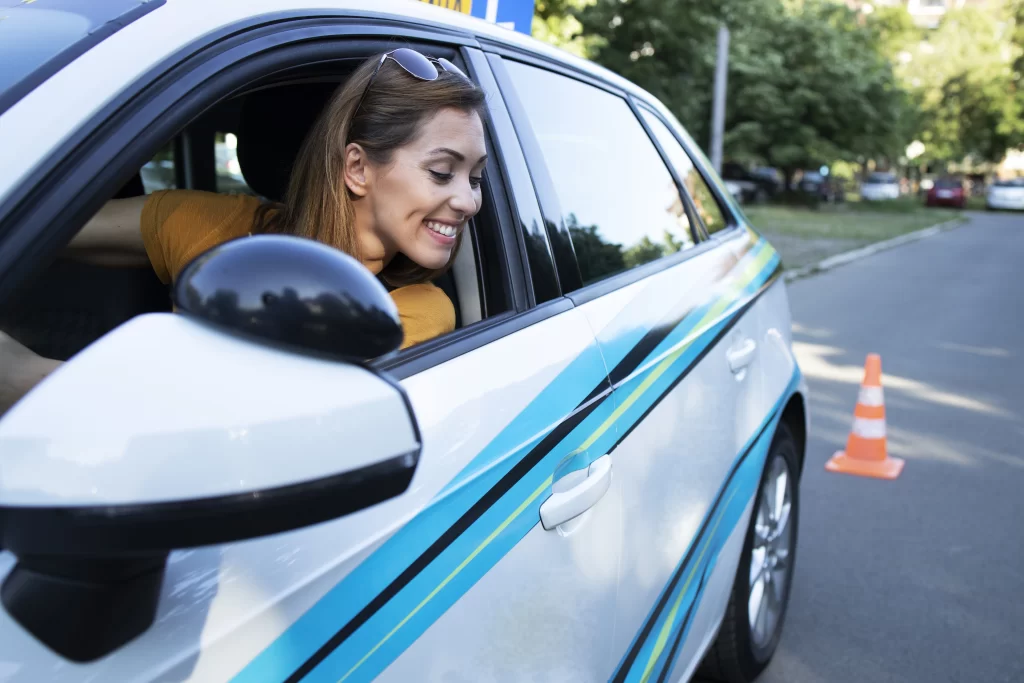 Řidička parkuje automobil