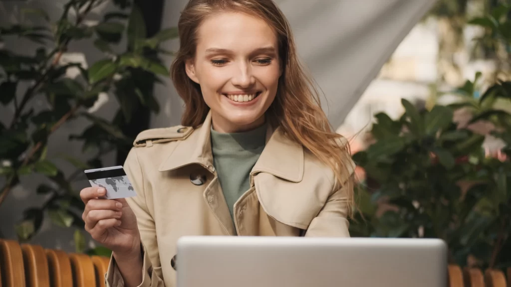 Žena nakupuje vánoční dárky online