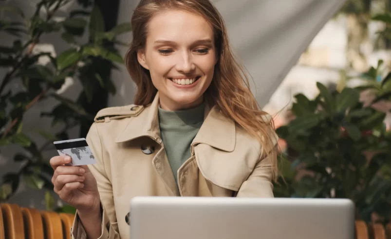 Žena nakupuje vánoční dárky online