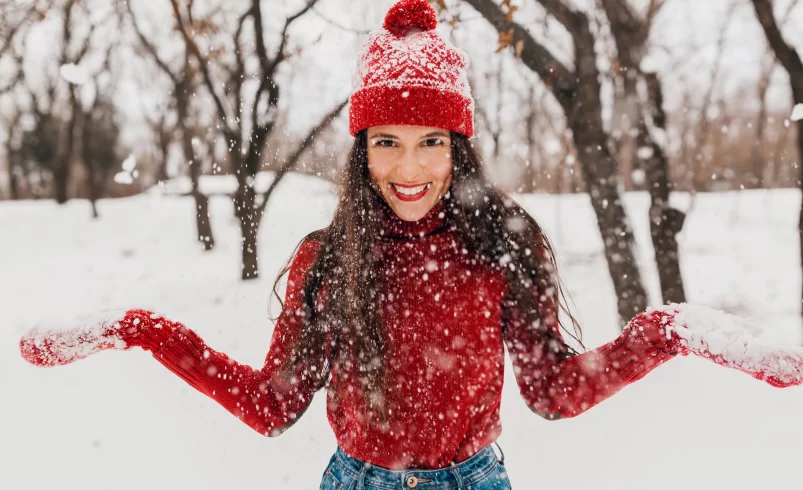 Žena si užívá zimní počasí