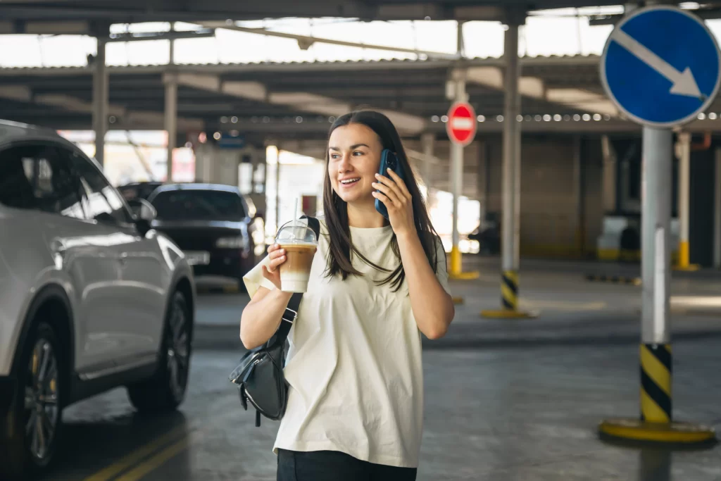 Žena na parkovišti
