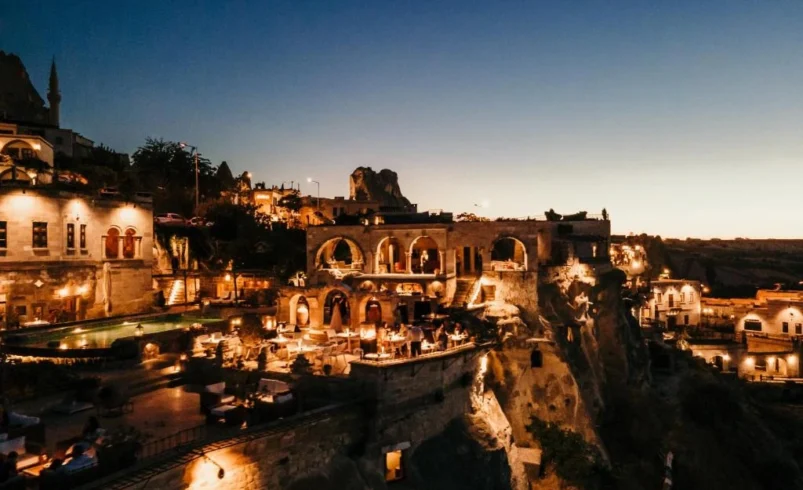 Hotelový komplex vybudovaný ve skále