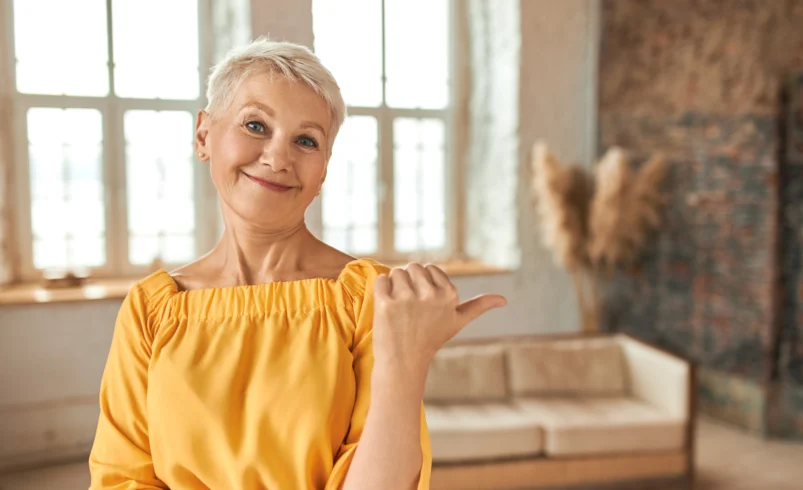 Žena seniorka ve svém bytě