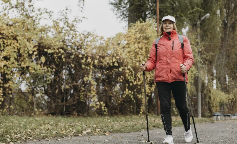 Žena si užívá Nordic walking