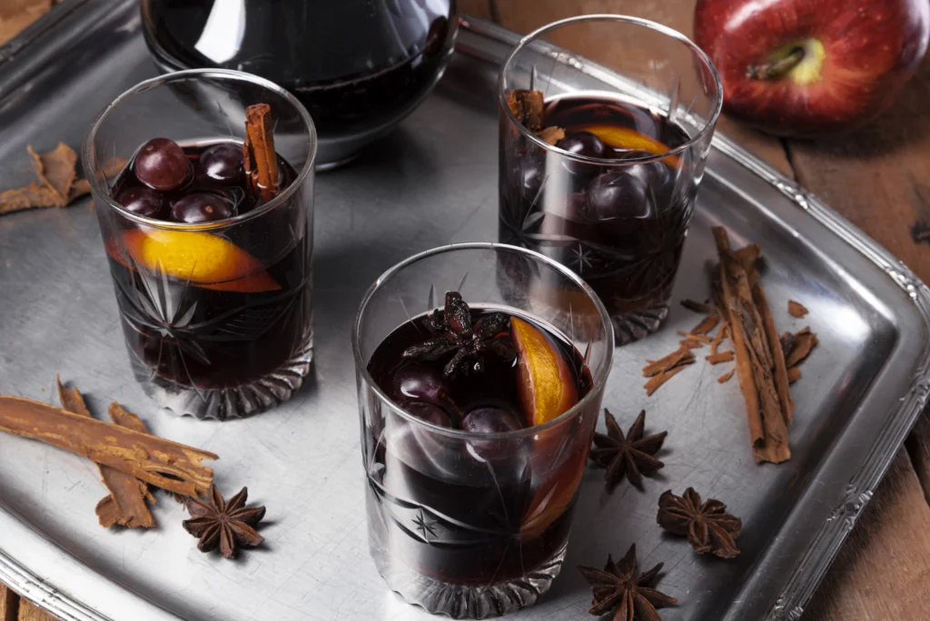 Svařené víno naservírované ve sklenicích