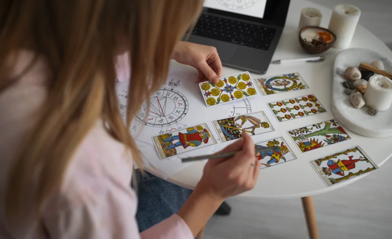 Vědma se soustředí na výklad