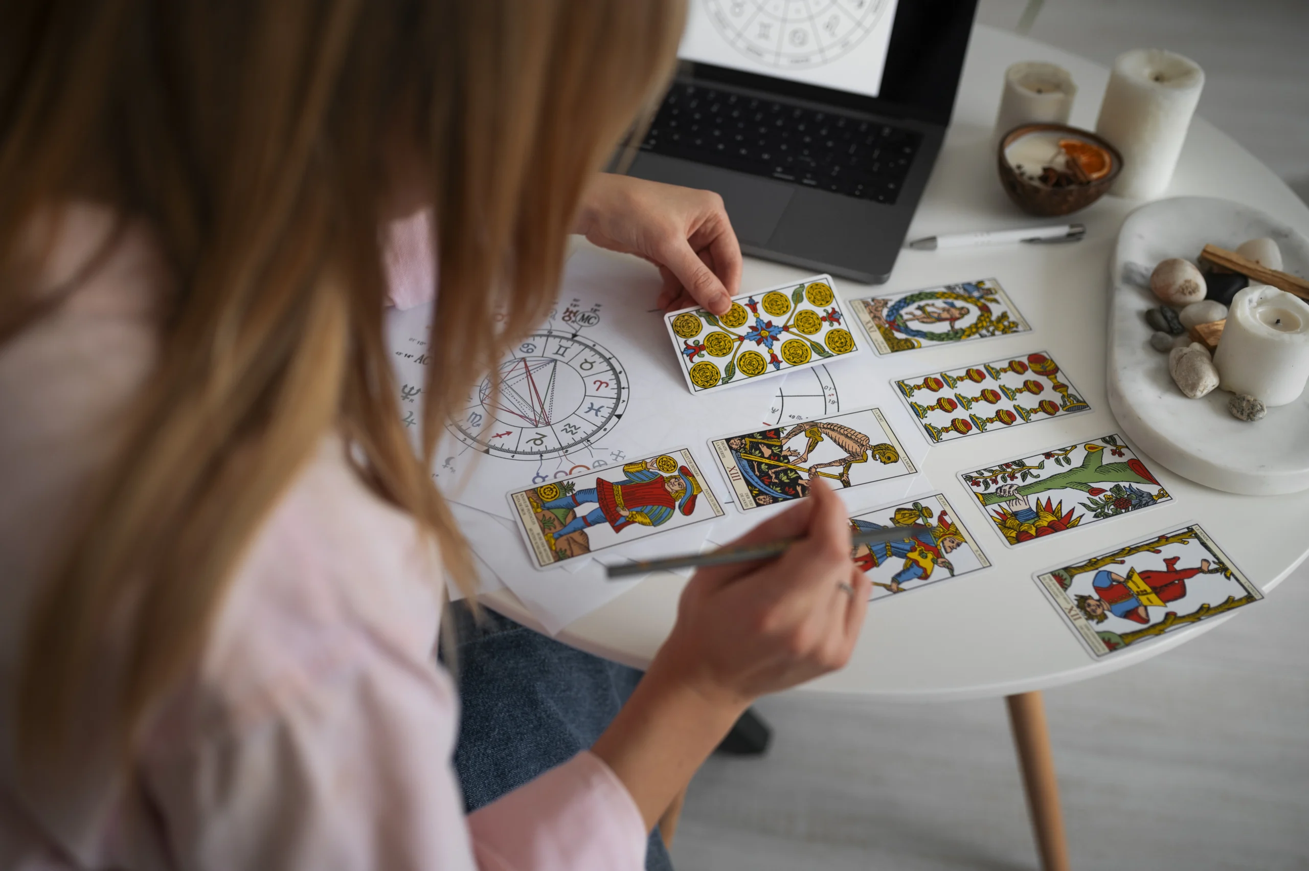 Cikánské karty odhalily: Tato 3 znamení přijdou v roce 2026 k bohatství a splní si své sny