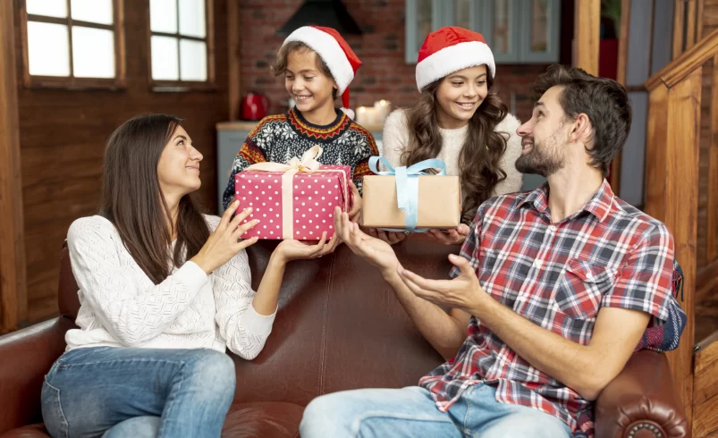 Rodina si dává vánoční dárky