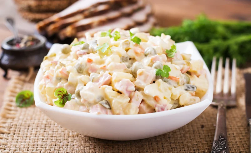 Bramborový salát naservírovaný v míse