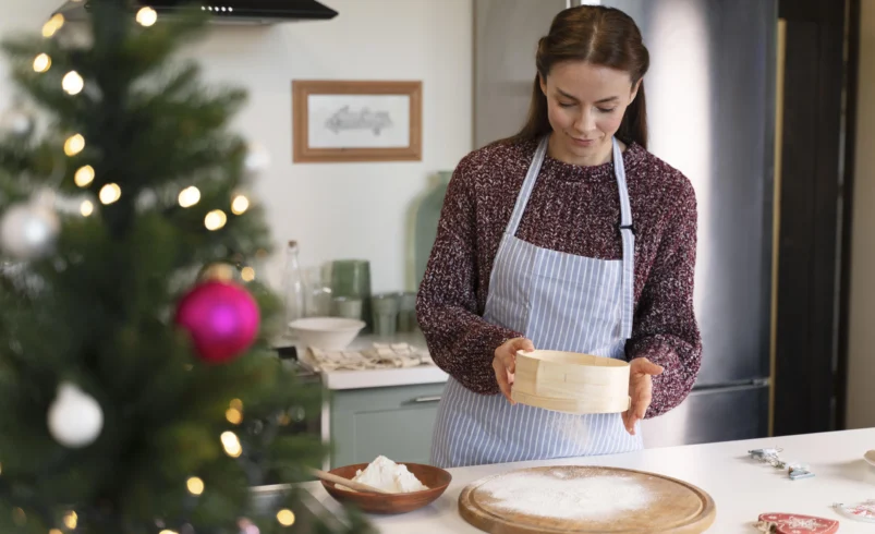 Žena peče vánoční cukroví