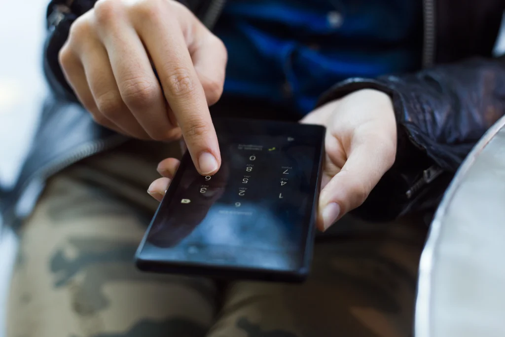 Uživatel píše do telefonu svůj PIN kód