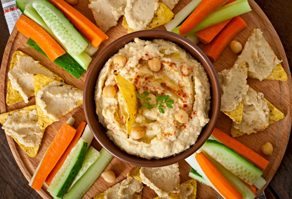 Hummus se zeleninou připravený na táce