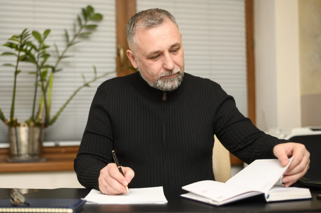 Muž si počítá, jestli se mu vyplatí předčasný důchod