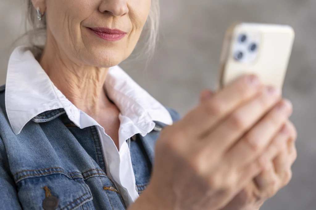 Žena zkoumá informace v mobilní aplikaci