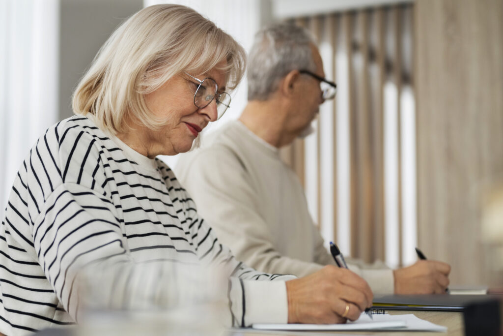 Senioři vyplňují dokumenty